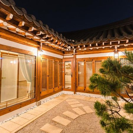 El House Hotel Gyeongju Bagian luar foto