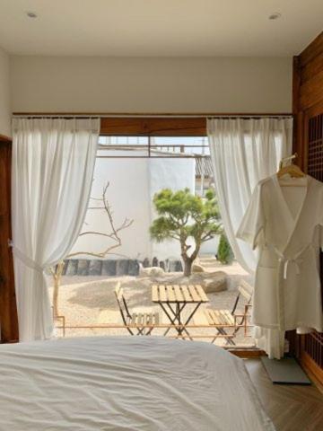 El House Hotel Gyeongju Bagian luar foto