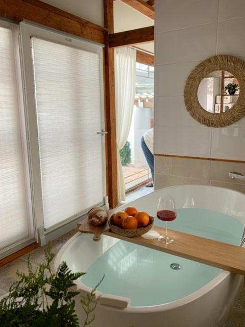El House Hotel Gyeongju Bagian luar foto