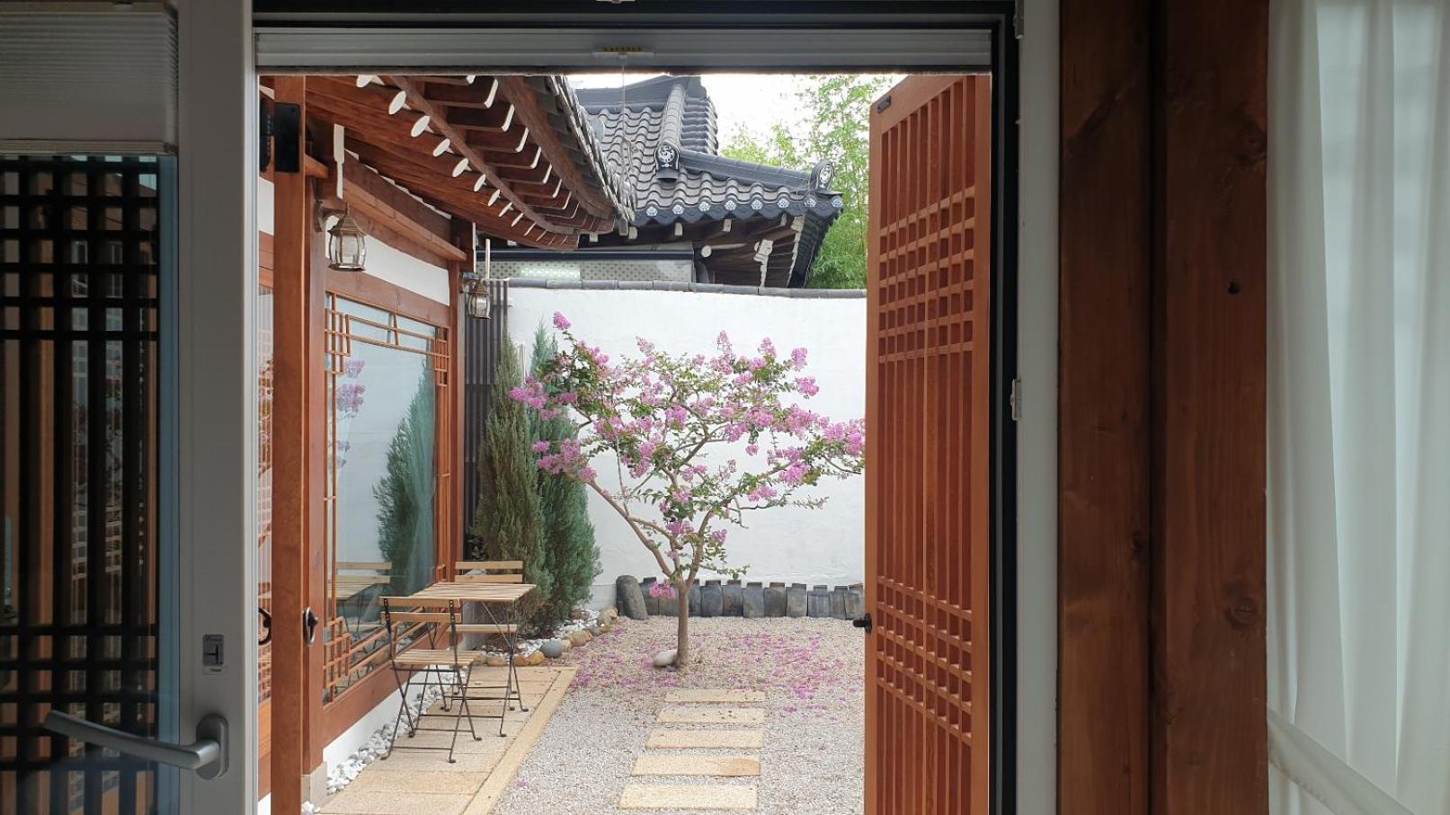 El House Hotel Gyeongju Bagian luar foto